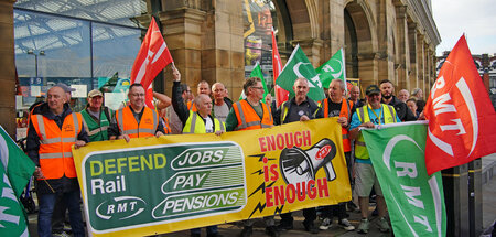 Streikposten der Gewerkschaft RMT vor dem Bahnhof Liverpool Lime...