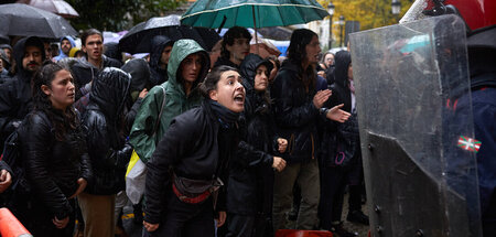 Feministischer Generalstreik: Demonstrantin und baskischer Poliz...