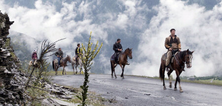Giorgi reitet mit einer französisch-polnischen Gruppe durch die ...