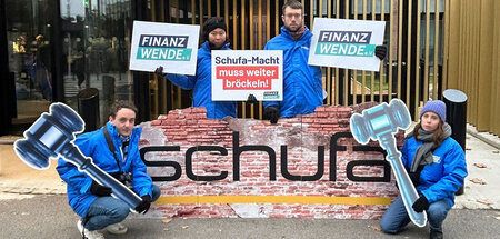 Gegen die Macht der Schufa: »Finanzwende«-Aktivisten protestiere...