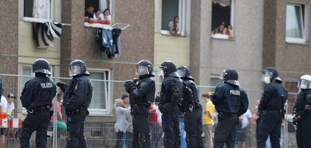 Bereitschaftspolizei riegelt den unter Quarantäne gestellten Woh...