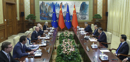 Chinas Präsident Xi Jinping (2. v. r.), EU-Kommissionspräsidenti...