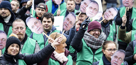 Sind zuversichtlich: GDL-Mitglieder mit Weselsky-Masken vor dem ...
