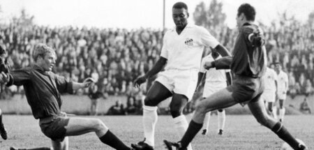 Pelé (M.) vom FC Santos, aufgenommen beim Testspiel seiner Manns...