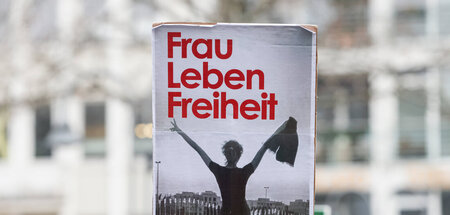 Plakat auf einer Demonstration zur Unterstützung von »Jin, Jiyan... Plakat auf einer Demonstration zur Unterstützung von »Jin, Jiyan...