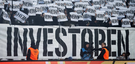 Auswärtsfans von Borussia Mönchengladbach bei einer Protestaktio... Auswärtsfans von Borussia Mönchengladbach bei einer Protestaktio...