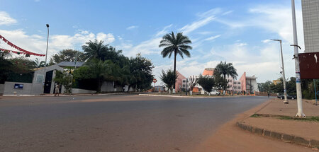 Leere Straße vor dem Parlament in Bissau am 1. Dezember nachdem