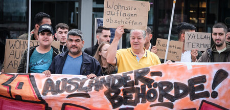 Bürokratische und rassistische Schikanen von Ausländerbehörden s... Bürokratische und rassistische Schikanen von Ausländerbehörden s...