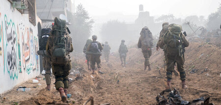 Auf zerstörtem Terrain: Israelische Soldaten patrouillieren im G...