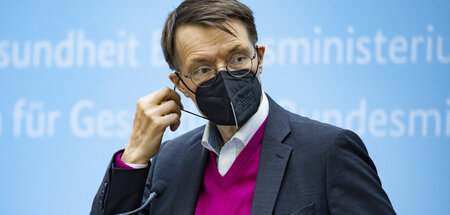 Minister und Maske: Karl Lauterbach bei einer Pressekonferenz in... Minister und Maske: Karl Lauterbach bei einer Pressekonferenz in...