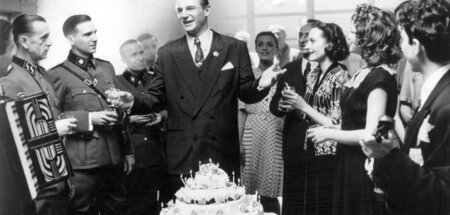 In Kooperation mit der SS: Oskar Schindler (Liam Neeson, M.), re... In Kooperation mit der SS: Oskar Schindler (Liam Neeson, M.), re...