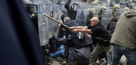 Von der NATO unterdrückt: Serbische Demonstranten stürmen Rathau...