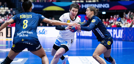 Alina Grijseels (M.) kommt gegen Jamina Roberts und Anna Lagerqu... Alina Grijseels (M.) kommt gegen Jamina Roberts und Anna Lagerqu...