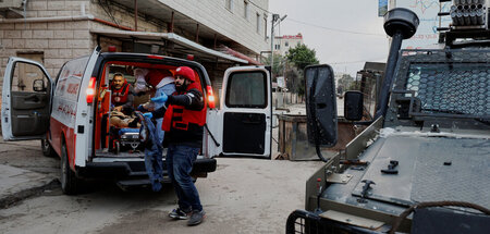 Westbank: Rettungseinsätze des Roten Halbmonds werden von israel... Westbank: Rettungseinsätze des Roten Halbmonds werden von israel...