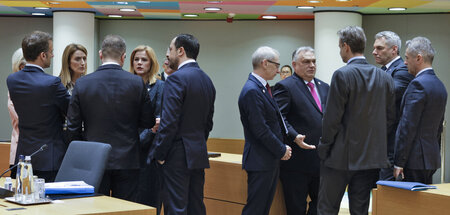 Ungarns Ministerpräsident Viktor Orbán (4. v. r.) im Gespräch mi... Ungarns Ministerpräsident Viktor Orbán (4. v. r.) im Gespräch mi...