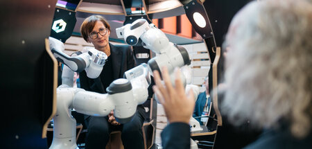 Bundesministerin Bettina Stark-Watzinger (FDP) in einem Roboter ...