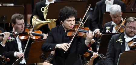 Gehört zu den größten Geigern weltweit: Augustin Hadelich (m.)