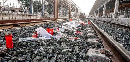 Kerzen und Blumen als Zeichen der Trauer am Bahnhof in Larissa