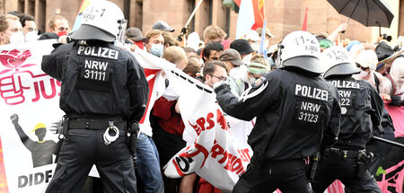 Polizisten gehen gegen Demonstranten vor, die gegen das nordrhei... Polizisten gehen gegen Demonstranten vor, die gegen das nordrhei...