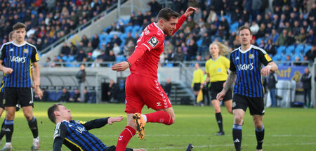 Oscar Schönfelder (Jahn Regensburg) und Patrick Sontheimer (1. F...