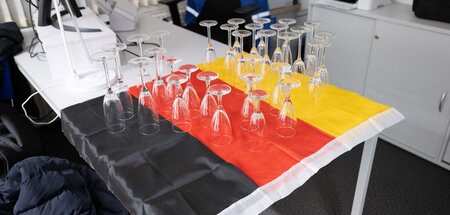 Doppelte Vernebelung: Nationalflagge und Sektgläser bei der AfD-... Doppelte Vernebelung: Nationalflagge und Sektgläser bei der AfD-...