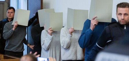 Bitte keine Fotos: Die fünf angeklagten Polizisten vor Gericht (... Bitte keine Fotos: Die fünf angeklagten Polizisten vor Gericht (...