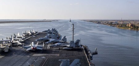 Flugzeugträger USS »Dwight D. Eisenhower« im Suezkanal (4.11.202... Flugzeugträger USS »Dwight D. Eisenhower« im Suezkanal (4.11.202...