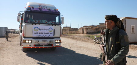 Schwieriges Verhältnis: Kurdische Einsatzkräfte bewachen Hilfsli...