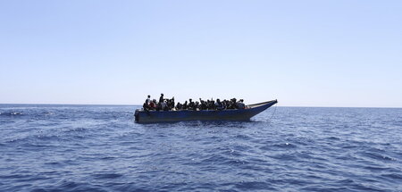 Flüchtlingsboot vor der libyschen Küste Flüchtlingsboot vor der libyschen Küste
