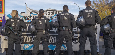 Verdeckte Botschaften: Polizeieinsatz gegen eine Demonstration v...