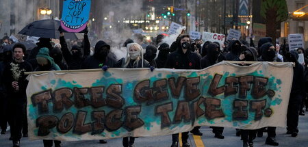 »Bäume schenken Leben, die Polizei nimmt es«: Protest gegen das ...