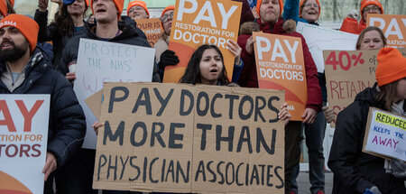 »Wir werden keine weiteren Gehaltskürzungen hinnehmen«: Ärztestr...
