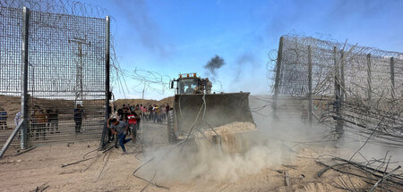 Mit Hilfe eines Bulldozers werden die Sperranlagen um Gaza am Mo... Mit Hilfe eines Bulldozers werden die Sperranlagen um Gaza am Mo...