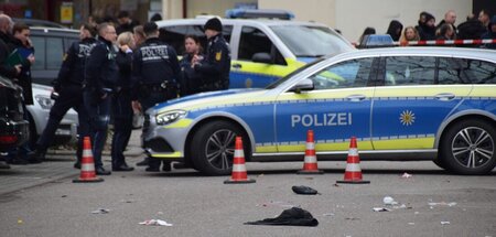 Weitere Einsatzkräfte sichern den Tatort am Sonnabend in Mannhei...
