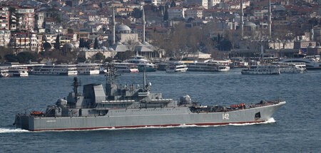 Das russische Landungsschiff »Nowotscherkassk« im Bosporus (12.4...