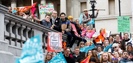 »Über Jahre eingefrorene Löhne« (Streikende Lehrer in Großbritan...
