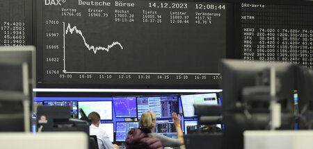 Anzeigetafel im Handelssaal der Deutschen Börse in Frankfurt, 14