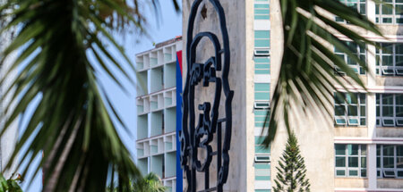 Auf der zentralen Plaza de la Revolución in Havanna prangt das ü...