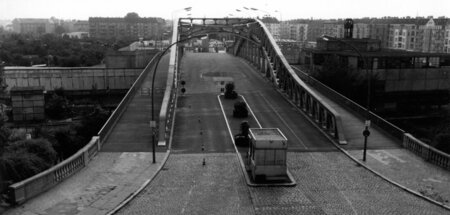 Ziemlich dicht: Die Bornholmer Brücke in Berlin zwischen Wedding... Ziemlich dicht: Die Bornholmer Brücke in Berlin zwischen Wedding...