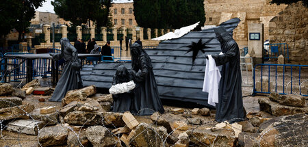 Weihnachten in Trümmern: Die Krippe vor der Geburtskirche in Bet... Weihnachten in Trümmern: Die Krippe vor der Geburtskirche in Bet...