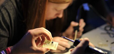 Neuverlötungen des Motherboards: »Haecksen« in Aktion Neuverlötungen des Motherboards: »Haecksen« in Aktion