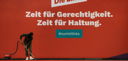 Vor dem Kehraus? Reinigung der Bühne beim Bundesparteitag in Aug... Vor dem Kehraus? Reinigung der Bühne beim Bundesparteitag in Aug...