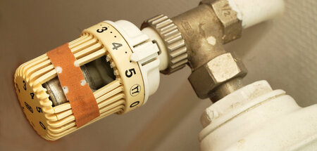 Ein Blick auf die Nebenkostenabrechnung zeigt: Eine warme Bude m...