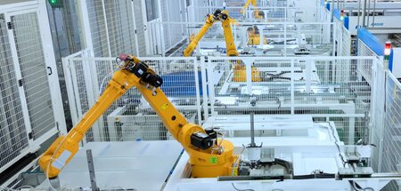 Emsige Roboter: Module für Photovoltaikanlagen (VR China, Nanton...