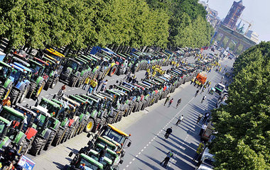 800 Trecker am Montag in Berlins Innenstadt. Die Forderungen der...
