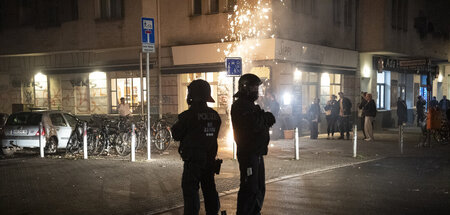 Polizisten in der Silvesternacht am Rande von Neukölln