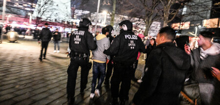 Die Ordnungsmacht in der Silvesternacht im Kampf um die »Böllerv...