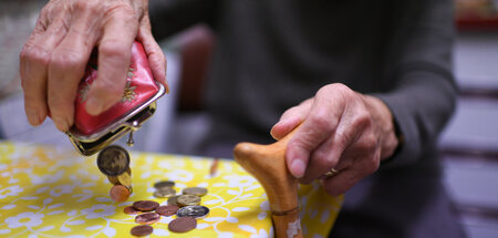 Zahlreiche Ruheständler haben so gut wie nichts auf der hohen Ka...