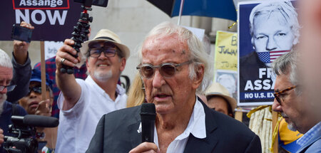 Bis ins hohe Alter politisch aktiv: John Pilger 2021 in London a...