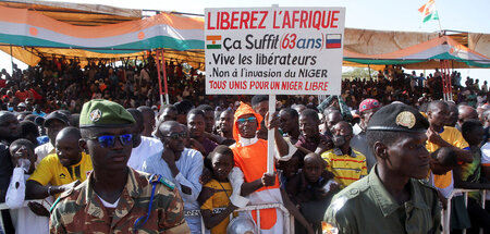 »Befreit Afrika«: Demonstration gegen die Drohung der ECOWAS mit...